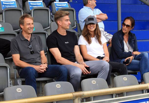 GER, 1.FBL, Hertha BSC VS. Hallenser FC 15.08.2018, Amateurstadion, Berlin, GER, 1.FBL, Hertha BSC VS. Hallenser FC, im Bild Familie Klinsmann, Jonathan Klinsmann (Hertha BSC Berlin 33), Juergen, Tochter, Ehefrau
