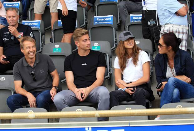 GER, 1.FBL, Hertha BSC VS. Hallenser FC 15.08.2018, Amateurstadion, Berlin, GER, 1.FBL, Hertha BSC VS. Hallenser FC, im Bild Familie Klinsmann, Jonathan Klinsmann (Hertha BSC Berlin 33), Juergen, Tochter, Ehefrau