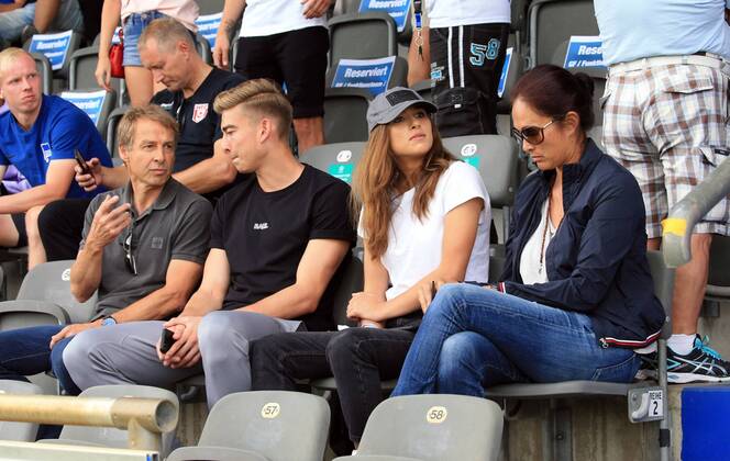 GER, 1.FBL, Hertha BSC VS. Hallenser FC 15.08.2018, Amateurstadion, Berlin, GER, 1.FBL, Hertha BSC VS. Hallenser FC, im Bild Familie Klinsmann, Jonathan Klinsmann (Hertha BSC Berlin 33), Juergen, Tochter, Ehefrau