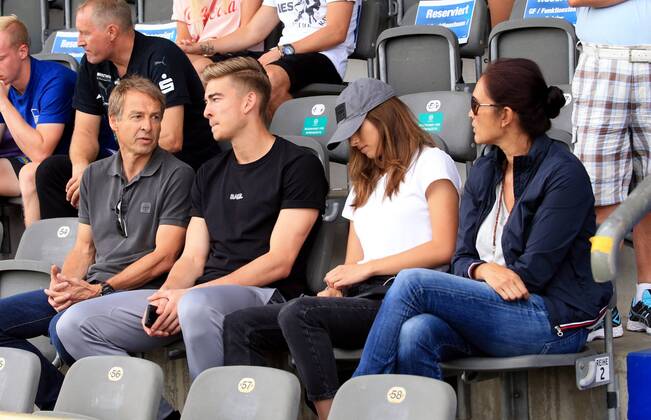 Sport Bilder des Tages GER, 1.FBL, Hertha BSC VS. Hallenser FC 15.08.2018, Amateurstadion, Berlin, GER, 1.FBL, Hertha BSC VS. Hallenser FC, im Bild Familie Klinsmann, Jonathan Klinsmann (Hertha BSC Berlin 33), Juergen, Tochter, Ehefrau