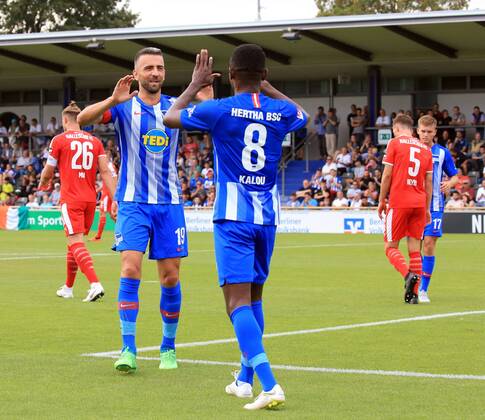 GER, 1.FBL, Hertha BSC VS. Hallenser FC 15.08.2018, Amateurstadion, Berlin, GER, 1.FBL, Hertha BSC VS. Hallenser FC, im Bild 2: 0 durch Vedad Ibisevic (Hertha BSC Berlin 19), Salomon Kalou (Hertha BSC Berlin 8)