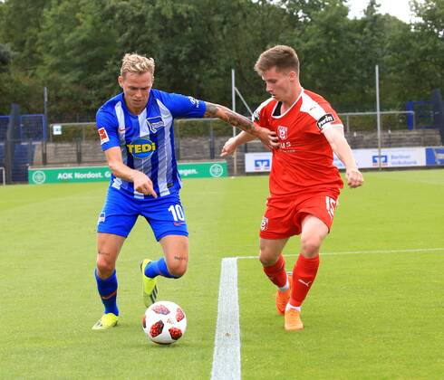 GER, 1.FBL, Hertha BSC VS. Hallenser FC 15.08.2018, Amateurstadion, Berlin, GER, 1.FBL, Hertha BSC VS. Hallenser FC, im Bild Ondrej Duda (Hertha BSC Berlin 10), Niclas Fiedler (Halle 15)