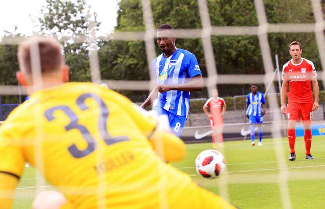 GER, 1.FBL, Hertha BSC VS. Hallenser FC 15.08.2018, Amateurstadion, Berlin, GER, 1.FBL, Hertha BSC VS. Hallenser FC, im Bild 3: 0 , 11m durch Salomon Kalou (Hertha BSC Berlin 8), Tom Müller (Halle 32)