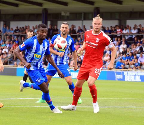 GER, 1.FBL, Hertha BSC VS. Hallenser FC 15.08.2018, Amateurstadion, Berlin, GER, 1.FBL, Hertha BSC VS. Hallenser FC, im Bild Salomon Kalou (Hertha BSC Berlin 8), Vedad Ibisevic (Hertha BSC Berlin 19), SEbastian Mai (Halle 26)