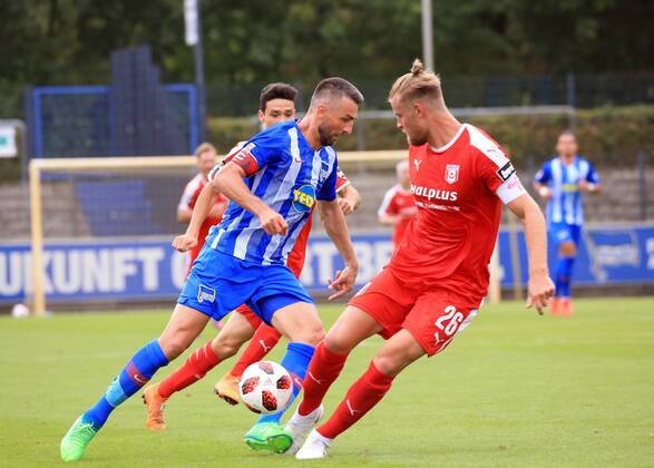 GER, 1.FBL, Hertha BSC VS. Hallenser FC 15.08.2018, Amateurstadion, Berlin, GER, 1.FBL, Hertha BSC VS. Hallenser FC, im Bild Vedad Ibisevic (Hertha BSC Berlin 19), SEbastian Mai (Halle 26)