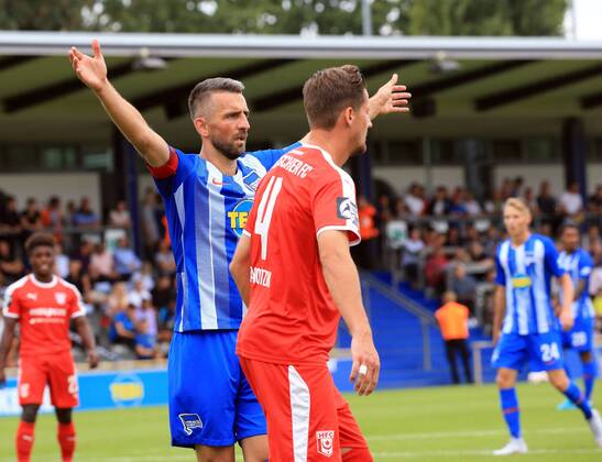 GER, 1.FBL, Hertha BSC VS. Hallenser FC 15.08.2018, Amateurstadion, Berlin, GER, 1.FBL, Hertha BSC VS. Hallenser FC, im Bild Vedad Ibisevic (Hertha BSC Berlin 19), Hendrik Starostzik (Halle 4)