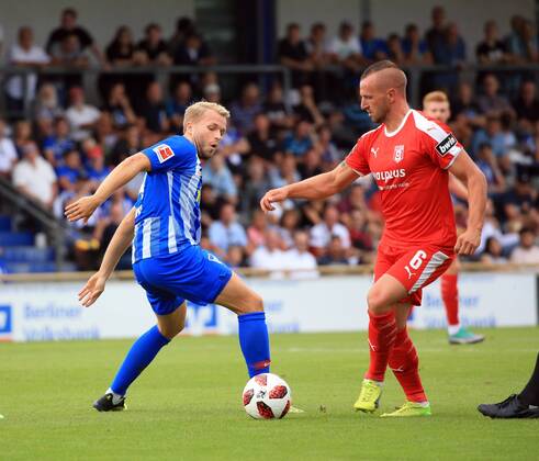 GER, 1.FBL, Hertha BSC VS. Hallenser FC 15.08.2018, Amateurstadion, Berlin, GER, 1.FBL, Hertha BSC VS. Hallenser FC, im Bild Pascal Koepke (Hertha BSC Berlin 14), Toni Lindenhahn (Halle 6)