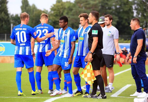 GER, 1.FBL, Hertha BSC VS. Hallenser FC 15.08.2018, Amateurstadion, Berlin, GER, 1.FBL, Hertha BSC VS. Hallenser FC, im Bild Auswechslung Ondrej Duda (Hertha BSC Berlin 10), Arne Maier (Hertha BSC Berlin 26), Javairo Dilrosun (Hertha BSC Berlin 16), Lukas Kuenter (Hertha BSC Berlin 13), Cheftrainer (Head Coach) Pal Dardai (Hertha BSC Berlin)