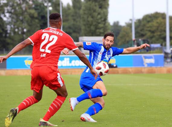 GER, 1.FBL, Hertha BSC VS. Hallenser FC 15.08.2018, Amateurstadion, Berlin, GER, 1.FBL, Hertha BSC VS. Hallenser FC, im Bild Marvin Plattenhardt (Hertha BSC Berlin 21), Marvin Ajani (Halle 22)