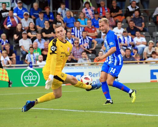GER, 1.FBL, Hertha BSC VS. Hallenser FC 15.08.2018, Amateurstadion, Berlin, GER, 1.FBL, Hertha BSC VS. Hallenser FC, im Bild Pascal Koepke (Hertha BSC Berlin 14), Tom Mueller (Halle 32)