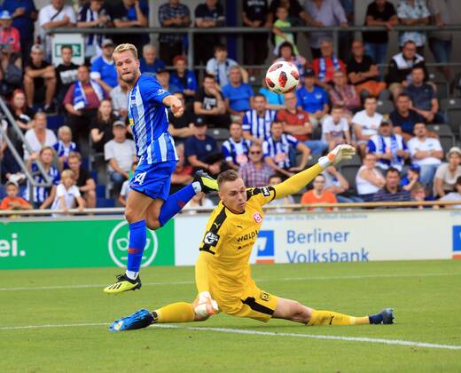 GER, 1.FBL, Hertha BSC VS. Hallenser FC 15.08.2018, Amateurstadion, Berlin, GER, 1.FBL, Hertha BSC VS. Hallenser FC, im Bild Pascal Koepke (Hertha BSC Berlin 14), Tom Mueller (Halle 32)