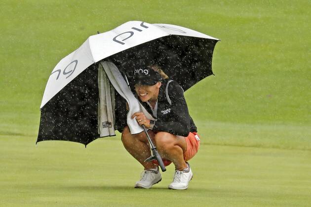 Sport Themen der Woche KW33 Sport Bilder des Tages INDIANAPOLIS, IN - AUGUST 17: LPGA Golf Damen golfer Pernilla Lindberg lines up a putt in the rain on the 18th hole during the second round of the Indy Women In Tech on August 17, 2018 at the Brickyard Crossing Golf Club in Indianapolis, Indiana. (Photo by Brian Spurlock Icon Sportswire) GOLF: AUG 17 LPGA - Indy Women in Tech Icon180817099 EDITORIAL USE ONLY
