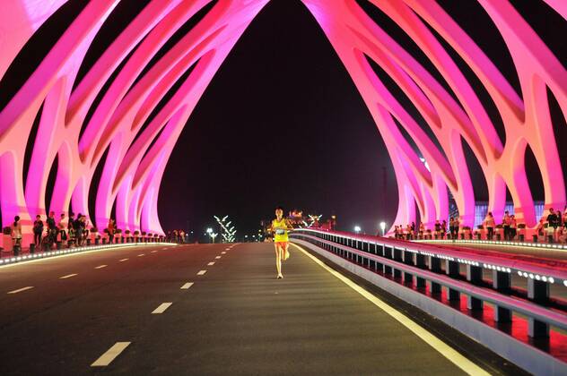 Sport Themen der Woche KW34 Sport Bilder des Tages August 22, 2018 - Qingdao, Qingdao, China - Qingdao, CHINA-The international night marathon is held in Qingdao, east China s Shandong Province. International Night Marathon 2018 Held in Qingdao, China  - ZUMAs145 20180822_zaa_s145_123 Copyright: xYuxFangpingx