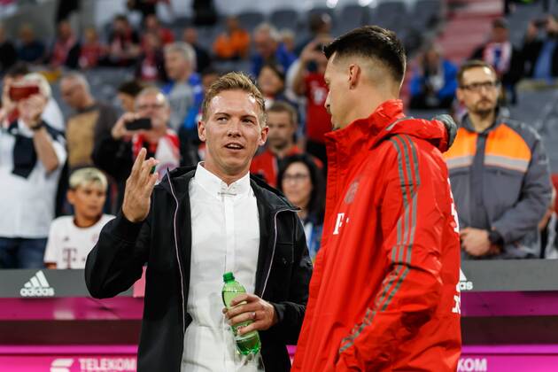 Muenchen, Deutschland, 24.08.2018, 1. Bundesliga 1. Spieltag, FC Bayern Muenchen - TSG 1899 Hoffenheim, Trainer Julian Nagelsmann (TSG) und Sandro Wagner (FCB) diskussion ( DeFodi048