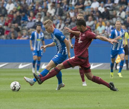 25.08.2018, Fussball, GER,Saison 2018 2019, 1. Bundesliga, 1. Spieltag, Herta BSC -1.FC Nuernberg 0:1 Zweikampf zwischen Maximilian Mittel Staedt und dem Nuernberger Lukas Muehl (rechts DFL REGULATIONS PROHIBIT ANY USE OF PHOTOGRAPH AS IMAGE SEQUNCES AND OR QUSAI-VIDE