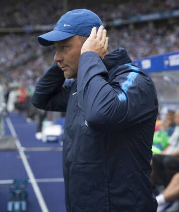 25.08.2018, Fussball, GER,Saison 2018 2019, 1. Bundesliga, 1. Spieltag, Herta BSC -1.FC Nuernberg0:1 Hertha-Traoiner Pal Dardai setzt seinen Bascup auf. DFL REGULATIONS PROHIBIT ANY USE OF PHOTOGRAPH AS IMAGE SEQUNCES AND OR QUSAI-VIDE