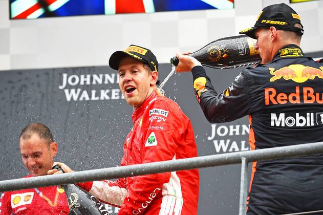 xekx 24.08.- 26.08.2018, FIA Formula 1 Championship, Grosser Preis von Belgien 2018, Grand Prix Belgien, GP Belgian Im Bild: v.l. Sieger Sebastian Vettel (GER 5), Scuderia Ferrari wird von Max Verstappen (NED 33), Aston Martin Red Bull Racing mit Sieger Champagner vollgespritz Spa Francochamps Belgien