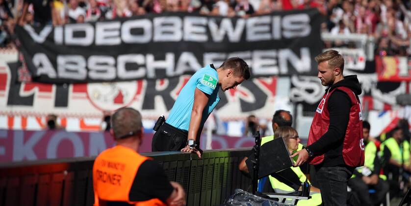 Sport Themen der Woche KW34 1. FSV Mainz 05 - VfB Stuttgart Deutschland, Mainz, 26.08.2018, Fussball, Bundesliga, Saison 2018 2019, 1. Spieltag, 1. FSV Mainz 05 - VfB Stuttgart: Daniel Siebert (Schiedsrichter) Videobeweis, DFL REGULATIONS PROHIBIT ANY USE OF PHOTOGRAPHS AS IMAGE SEQUENCES AND OR QUASI-VIDEO.