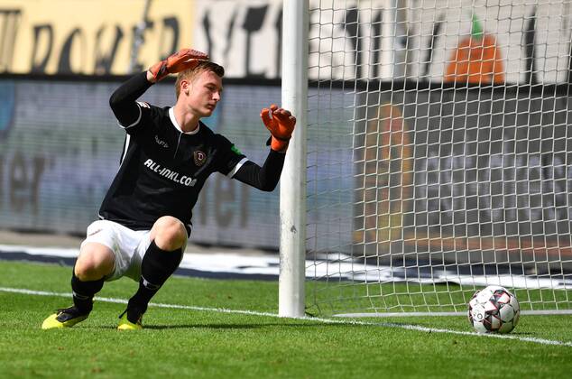 04.08.2018, Fussball, GER, Saison 2018 2019, 2. Bundesliga, 1. Spieltag, DDV-Stadion Dresden, SG Dynamo Dresden - 1. FC Heidenheim, Torwart Markus Schubert (Dresden) kann den Elfmeter nicht halten, DFL REGULATIONS PROHIBIT ANY USE OF PHOTOGRAPHS as IMAGE SEQUENCES and or QUASI-VIDEO,