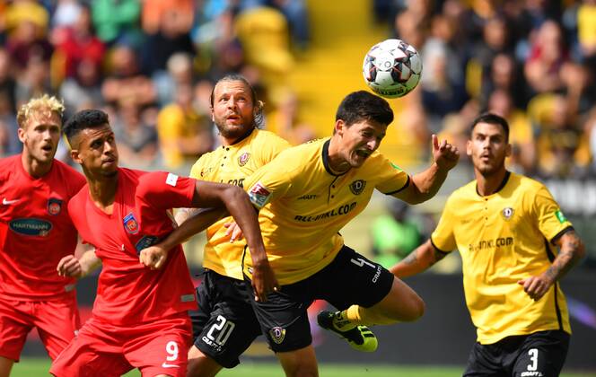 04.08.2018, Fussball, GER, Saison 2018 2019, 2. Bundesliga, 1. Spieltag, DDV-Stadion Dresden, SG Dynamo Dresden - 1. FC Heidenheim, vorn, v.l.: Robert Glatzel (Heidenheim) gegen Jannis Nikolaou (Dresden), DFL REGULATIONS PROHIBIT ANY USE OF PHOTOGRAPHS as IMAGE SEQUENCES and or QUASI-VIDEO,