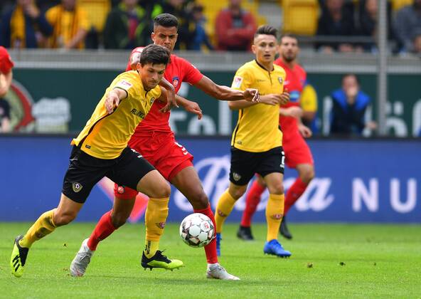 04.08.2018, Fussball, GER, Saison 2018 2019, 2. Bundesliga, 1. Spieltag, DDV-Stadion Dresden, SG Dynamo Dresden - 1. FC Heidenheim, Jannis Nikolaou (Dresden), dahinter Robert Glatzel (Heidenheim), DFL REGULATIONS PROHIBIT ANY USE OF PHOTOGRAPHS as IMAGE SEQUENCES and or QUASI-VIDEO,