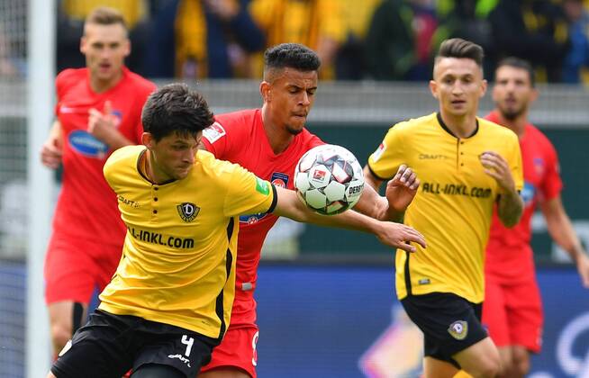 04.08.2018, Fussball, GER, Saison 2018 2019, 2. Bundesliga, 1. Spieltag, DDV-Stadion Dresden, SG Dynamo Dresden - 1. FC Heidenheim, Jannis Nikolaou (Dresden), dahinter Robert Glatzel (Heidenheim), DFL REGULATIONS PROHIBIT ANY USE OF PHOTOGRAPHS as IMAGE SEQUENCES and or QUASI-VIDEO,