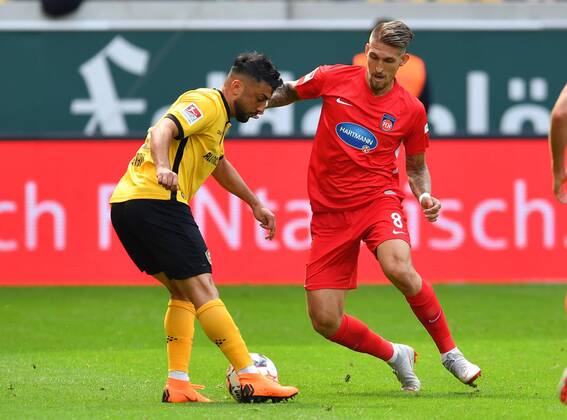 04.08.2018, Fussball, GER, Saison 2018 2019, 2. Bundesliga, 1. Spieltag, DDV-Stadion Dresden, SG Dynamo Dresden - 1. FC Heidenheim, v.l.: Aias Aosman (Dresden) gegen Robert Andrich (Heidenheim), DFL REGULATIONS PROHIBIT ANY USE OF PHOTOGRAPHS as IMAGE SEQUENCES and or QUASI-VIDEO,