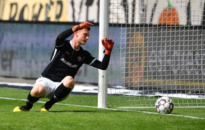 04.08.2018, Fussball, GER, Saison 2018 2019, 2. Bundesliga, 1. Spieltag, DDV-Stadion Dresden, SG Dynamo Dresden - 1. FC Heidenheim, Torwart Markus Schubert (Dresden) kann den Elfmeter nicht halten, DFL REGULATIONS PROHIBIT ANY USE OF PHOTOGRAPHS as IMAGE SEQUENCES and or QUASI-VIDEO,