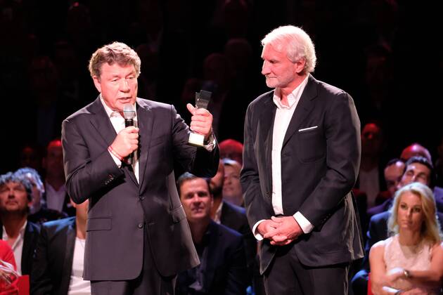 Otto Rehhagel wird für sein Lebenswerk ausgezeichnet, rechts Laudator Rudi Völler Verleihung des Bild Award in der Fischauktionshalle Große Elbstraße in Hamburg am 27.8.2018