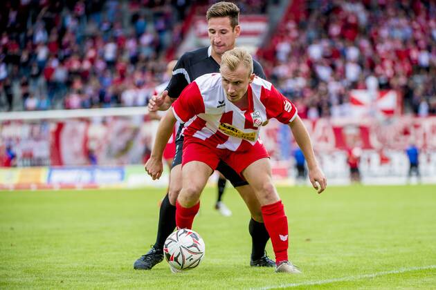 FUSSBALL REGIONALLIGA NORDOST -SAISON 2017 2018 - SPIELTAG 6 - ERFURT-BAUTZEN 01 09 2018 - Erfurt: Denny Krahl 26 (Budissa Bautzen) gegen Tobias Hasse 14 (FC Rot-Weiß Erfurt) im Fussball-Regionalliga Nordost Spiel des FC Rot-Weiß Erfurt gegen Budissa Bautzen am 1. September 2018 im Steigerwaldstadion Erfurt. Gemäß den Vorgaben der DFL Deutsche Fußball Liga ist es untersagt, in dem Stadion und oder vom Spiel angefertigte Fotoaufnahmen in Form von Sequenzbildern und oder videoähnlichen Fotostrecken zu verwerten bzw. verwerten zu lassen. DFL regulations prohibit any use of photographs as image sequences and or quasi-video. _________________