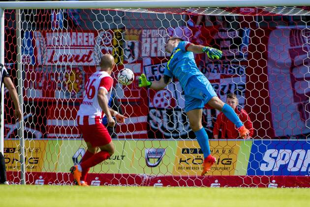FUSSBALL REGIONALLIGA NORDOST -SAISON 2017 2018 - SPIELTAG 6 - ERFURT-BAUTZEN 01 09 2018 - Erfurt: Velimir Jovanovic 36 (FC Rot-Weiß Erfurt) gegen Maik Ebersbach 41 (Budissa Bautzen) zum 1:0-Treffer im Fussball-Regionalliga Nordost Spiel des FC Rot-Weiß Erfurt gegen Budissa Bautzen am 1. September 2018 im Steigerwaldstadion Erfurt. Gemäß den Vorgaben der DFL Deutsche Fußball Liga ist es untersagt, in dem Stadion und oder vom Spiel angefertigte Fotoaufnahmen in Form von Sequenzbildern und oder videoähnlichen Fotostrecken zu verwerten bzw. verwerten zu lassen. DFL regulations prohibit any use of photographs as image sequences and or quasi-video. _________________