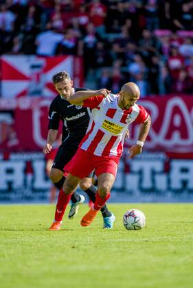 FUSSBALL REGIONALLIGA NORDOST -SAISON 2017 2018 - SPIELTAG 6 - ERFURT-BAUTZEN 01 09 2018 - Erfurt: Velimir Jovanovic 36 (FC Rot-Weiß Erfurt) gegen Tony Schmidt 27 (Budissa Bautzen) im Fussball-Regionalliga Nordost Spiel des FC Rot-Weiß Erfurt gegen Budissa Bautzen am 1. September 2018 im Steigerwaldstadion Erfurt. Gemäß den Vorgaben der DFL Deutsche Fußball Liga ist es untersagt, in dem Stadion und oder vom Spiel angefertigte Fotoaufnahmen in Form von Sequenzbildern und oder videoähnlichen Fotostrecken zu verwerten bzw. verwerten zu lassen. DFL regulations prohibit any use of photographs as image sequences and or quasi-video. _________________