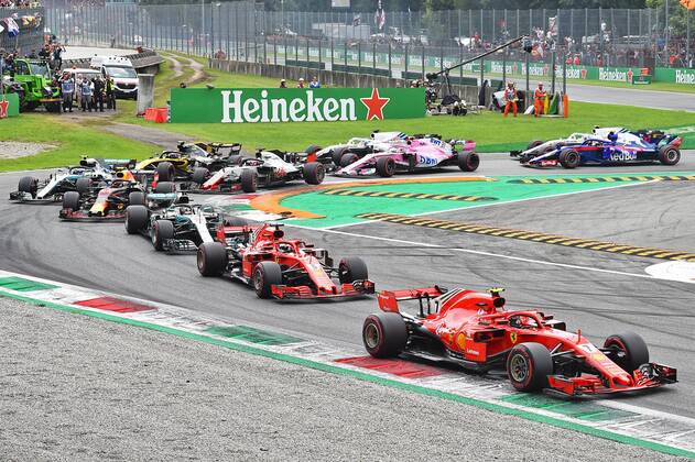 xekx 31.08.- 02.09.2018, FIA Formula 1 Championship, Formula 1, Grosser Preis von Italien 2018, GP Italia, Monza Im Bild: Start zum Rennen, (vorne) Kimi Raikkonen (FIN 7), Scuderia Ferrari, dahinter Sebastian Vettel (GER 5), Scuderia Ferrari und Lewis Hamilton (GBR 44), Mercedes AMG Petronas Motorsport Monza Italien
