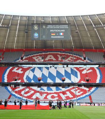 Logo des FC Bayern und der Ankündigung des 1. UEFA Nations League Spiels auf der Tribüne der Allianz Arena - 06.09.2018: Deutschland vs. Frankreich, Allianz Arena München, UEFA Nations League, 1. Spieltag