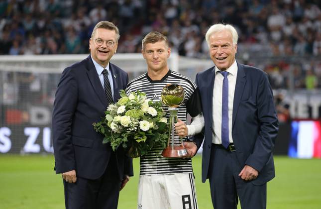 Sport Bilder des Tages BAU 06.09.2018 München Fußball Länderspiel Deutschland vs. Frankreich , von links: Reinhard Grindel Toni Kroos Reinhard Rauball DFB regulations prohibit any use of photographs as image sequences and or quasi-video.