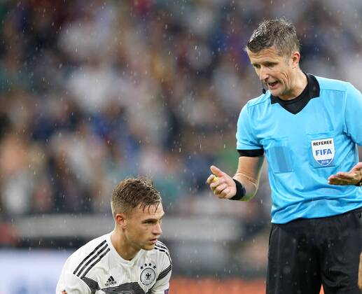 SOCCER - UEFA NL, GER vs FRA MUNICH,GERMANY,06.SEP.18 - SOCCER - UEFA Nations League, Germany vs France, international match Länderspiel Image shows Joshua Kimmich (GER) and referee Daniele Orsato (ITA). GEPAxpictures xThomasxBachun