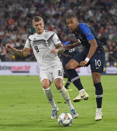 Fussball, Herren, Saison 2018 19, Nations League, Länderspiel in München, Deutschland - Frankreich (0:0), v. l. Toni Kroos (Deutschland), Kylian Mbappe (Frankreich), 06.09.2018, Copyright: xMatthiasxKochx
