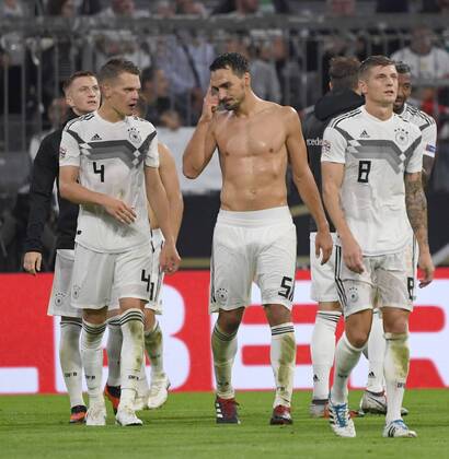 Fussball, Herren, Saison 2018 19, Nations League, Länderspiel in München, Deutschland - Frankreich (0:0), v. l. Matthias Ginter (Deutschland), Mats Hummels (Deutschland), Toni Kroos (Deutschland) nach Abpfiff, 06.09.2018, Copyright: xMatthiasxKochx