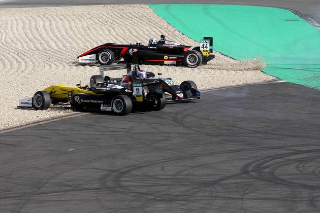 Sacha Fenestraz (FRA) (Carlin - Dallara F317-Volkswagen), Marino Sato (SMR) (Motopark - Dallara F317-Volkswagen) und Juri Vips (EST) (Motopark - Dallara F317-Volkswagen) bei der FIA Formel 3 Europameisterschaft im Rahmen der DTM auf dem Nürburgring. Copyright Thomas Pakusch