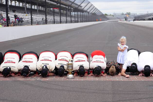 Sport Themen der Woche KW37 INDIANAPOLIS, IN - SEPTEMBER 10: Scarlet Keselowski stands by as the crew for Brad Keselowski (2) Team Penske Ford Fusion kisses the bricks at the conclusion of the Monster Energy NASCAR Motorsport USA Cup Series Big Machine Vodka 400 at the Brickyard on September 10, 2018, at the Indianapolis Motor Speedway in Indianapolis, Indiana. (Photo by Michael Allio Icon Sportswire) AUTO: SEP 10 Monster Energy NASCAR Cup Series - Big Machine Vodka 400 at the Brickyard Icon116180910026400 EDITORIAL USE ONLY