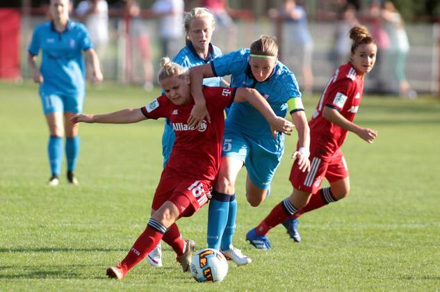 12.09.2018 Subotica(Serbia) ZFK Spartak Subotica-FC Bayern München UEFA women s football champions league round of 32 Gina Lewandowski(2nd from right) with Dominika Skovrankova (L) FC Bayern München, Violeta Slovic(c) ZFK Spartak Subotica :