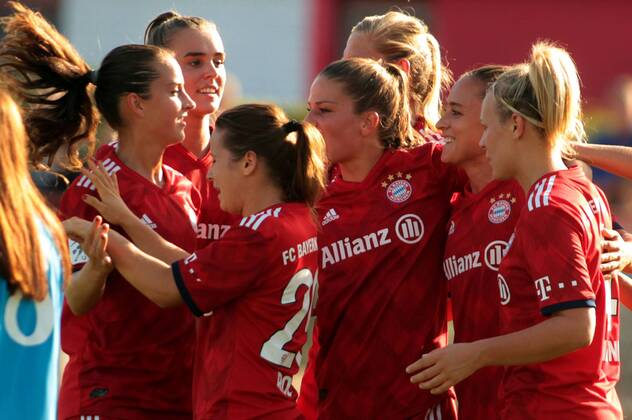 12.09.2018 Subotica(Serbia) ZFK Spartak Subotica-FC Bayern München UEFA women s football champions league round of 32 Sara Däbritz(L),Jill Roord(2L),Nicole Rolser(3L),Melanie Leupolz(4L),Gina Lewandowski(5L),Kristin Demann (R) FC Bayern München celebrate first goal :