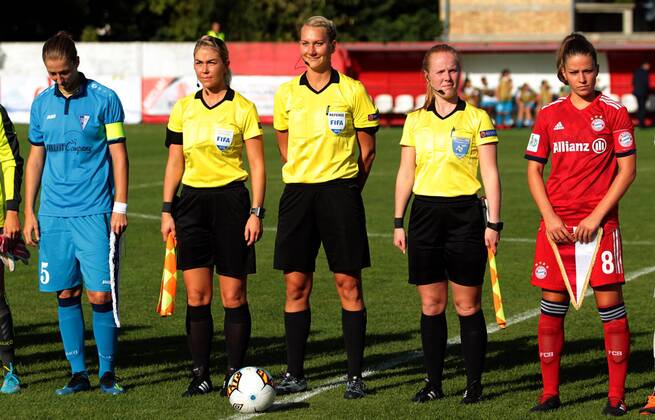 12.09.2018 Subotica(Serbia) ZFK Spartak Subotica-FC Bayern München UEFA women s football champions league round of 32 Tess Olofsson(3L) Swedish referee with assistants Josefin Aronsson,Emelie Elfstrand between Melanie Leupolz(R) FC Bayern München, Violeta Slovic(L) ZFK Spartak :