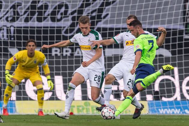 (L-R) goalkeeper Yann Sommer of Borussia Mönchengladbach, Matthias Ginter of Borussia Mönchengladbach, Tony Jantschke of Borussia Mönchengladbach, Mark-Alexander Uth of FC Schalke 04 DFL REGULATIONS PROHIBIT ANY USE OF PHOTOGRAPHS AS IMAGE SEQUENCES AND OR QUASI-VIDEO. during the Bundesliga match between Borussia Monchengladbach and FC Schalke 04 at the Borussia-Park, on September 15, 2018 in Monchengladbach, Germany Bundesliga 2018 2019 xVIxVIxImagesx xGerritxvanxKeulenxIVx 12144738