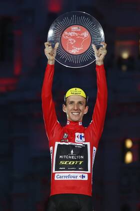 Britain s Simon Yates of Mitchelton - Scott celebrates after winning the general ranking at the 21st and final stage of the Vuelta a Espana , Tour of Spain cycling race, 100,9km from Alcorcon to Madrid, Spain, Sunday 16 September 2018. FRANCE OUT YUZURUxSUNADA  x05427720x