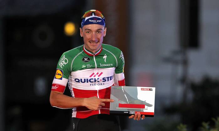 Italian rider Elia Viviani of the Quick-Step Floors team celebrates on the podium after winning the 21st stage of La Vuelta cycling race over 112km between Alcorcon and Madrid, Spain, 16 September 2018. La Vuelta 2018 - 21st stage !ACHTUNG: NUR REDAKTIONELLE NUTZUNG!  Copyright: xMANUELxBRUQUEx GRAF4366 20180916-636727330348601099