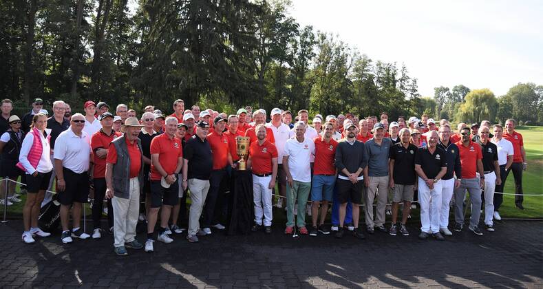 17.09.2018, GER, Hanau, Golf Club Hanau-Wilhelmsbad Eintracht Frankfurt Golf Open die Golfer bei den Eintracht Frankfurt Golf Open hier mit dem DFB-Pokal DFL regulations prohibit any use of photographs as image sequences and or quasi-video