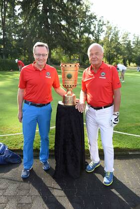Sport Bilder des Tages 17.09.2018, GER, Hanau, Golf Club Hanau-Wilhelmsbad Eintracht Frankfurt Golf Open Sparkassenchef Robert Restani und Hans-Jürgen Müller, Gründer der Frankfurter Kommunikationsagentur Metropress DFL regulations prohibit any use of photographs as image sequences and or quasi-video
