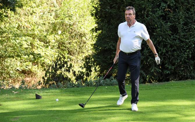 17.09.2018, GER, Hanau, Golf Club Hanau-Wilhelmsbad Eintracht Frankfurt Golf Open Fussballmanager Heribert Bruchhagen beim Golfen DFL regulations prohibit any use of photographs as image sequences and or quasi-video