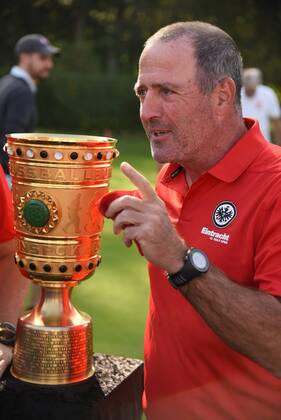 17.09.2018, GER, Hanau, Golf Club Hanau-Wilhelmsbad Eintracht Frankfurt Golf Open Eintracht Frankfurt Legende Uwe Bein mit dem DFB-Pokal DFL regulations prohibit any use of photographs as image sequences and or quasi-video